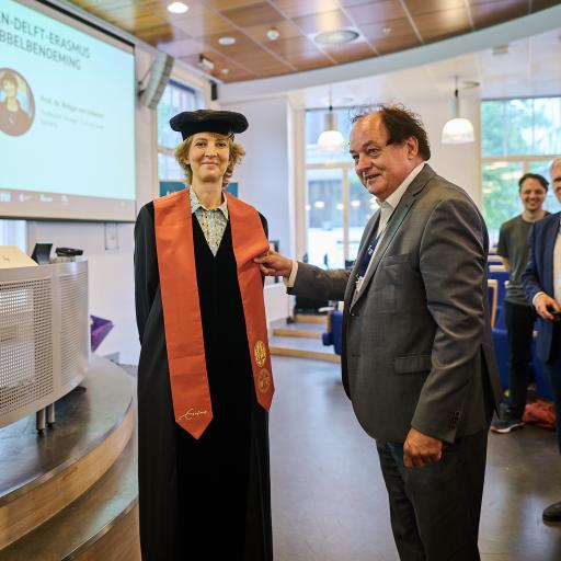 prof. dr. Bregje van Eekelen (l) receiving her stola from prof. dr. Wim van den Doel (r) 