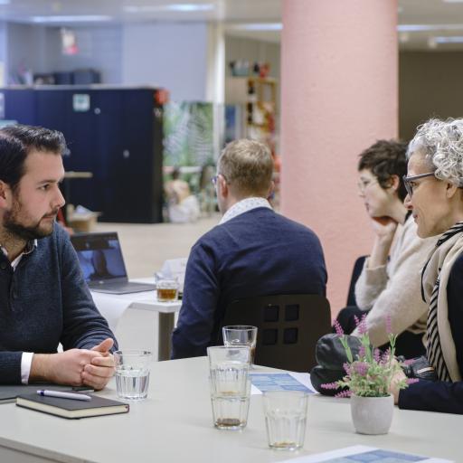 Sjoerd Jansma (l) is talking to a stakeholder about his research 